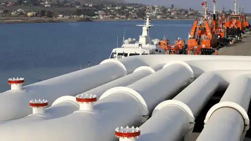 أنابيب نفط في ميناء جيهان التركي