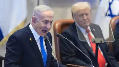 رئيس الوزراء الإسرائيلي بنيامين نتنياهو، وخلفه الرئيس الأمريكي دونالد ترامب