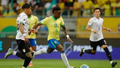 فينيسيوس جونيور في مباراة البرازيل وأوروغواي