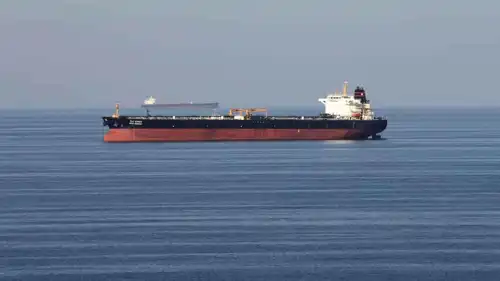 ناقلات نفط تعبر مضيق هرمز