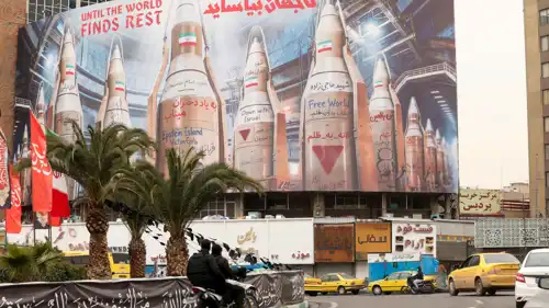 جدارية وسط طهران تعرض صور صوايخ إيرانية