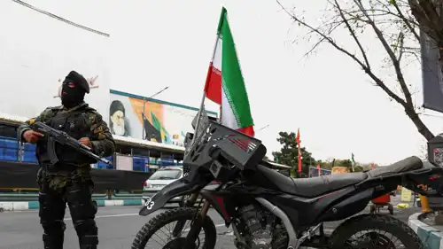 أحد عناصر قوات الأمن الإيرانية.