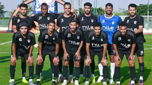 مصطفى الزناري مع لاعبي الزمالك في فترة الإعداد قبل رحيله للبنك الأهلي