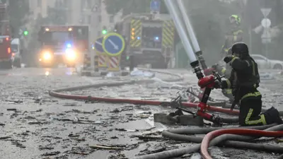 إخماد حريق إثر هجوم صاروخي روسي في كييف