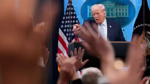 دونالد ترامب خلال مؤتمر صحفي لوسائل الإعلام