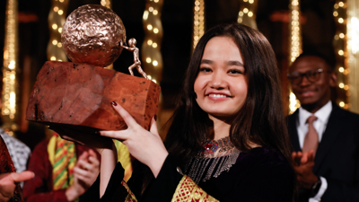 لحظة تتويج الطفلة الأفغانية نيلا إبراهيمي