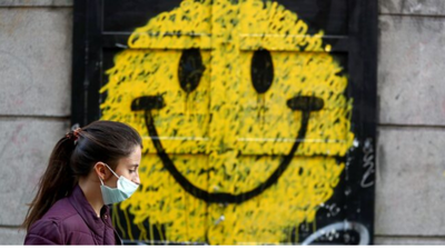 امرأة أمام رسم لوجه مبتسم 