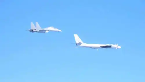 طائرات صينية وروسية تحلق فوق بحر الصين الشرقي، بالقرب من اليابان، يوم الثلاثاء.