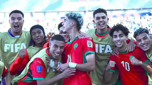 احتفال لاعبي منتخب المغرب للشباب مع ياسر الزابيري