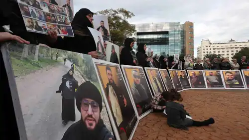 عائلات أسرى لبناتيين في إسرائيل يرفعون صور ذويهم للمطالبة بالإفراج عنهم