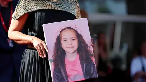 كوثر بن هنية تحمل صورة هند رجب