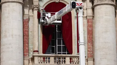 خلال تركيب الستائر الحمراء