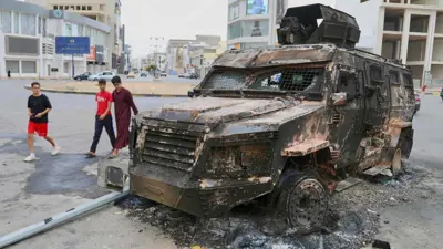 مركبة أمنية محترقة جراء اشتباكات طرابلس الأخيرة