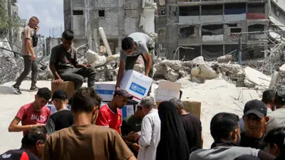 فلسطينيون يتهافتون على أخذ الغذاء في ظل الشح الشديد الذي يصل غزة