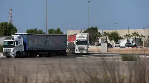 شاحنات المساعدات تدخل إلى قطاع غزة