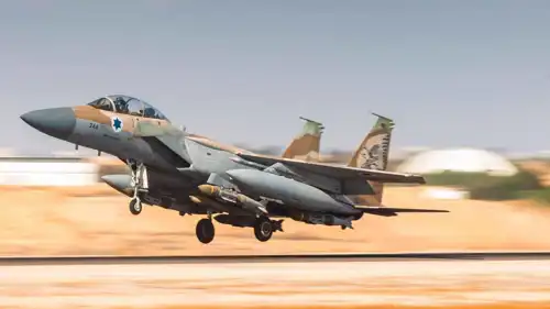 إقلاع طائرة حربية إسرائيلية مذخرة بالصواريخ
