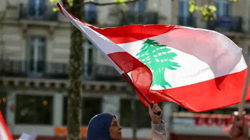 سيدة ترفع العلم اللبناني وسط بيروت
