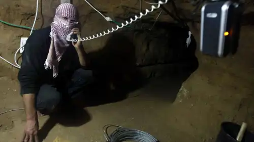 عنصر من كتائب القسام داخل إحدى الأنفاق في غزة