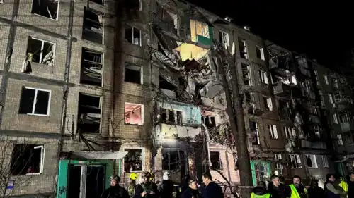 مبنى سكني متضرر في أوكرانيا إثر غارة جوية روسية