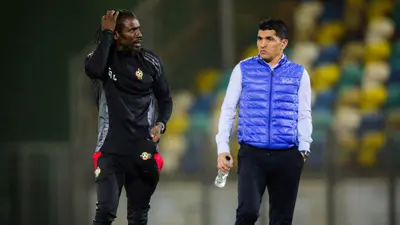 طارق التايب مع مدرب منتخب ليبيا أليو سيسيه