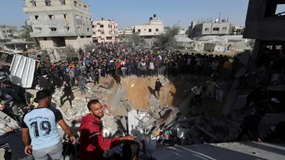 فلسيطينيون في قطاع غزة يتجمعون بعد ضربة جوية إسرائيلية