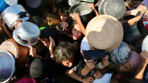 أطفال يتدافعون في غزة للحصول على طعام خيري