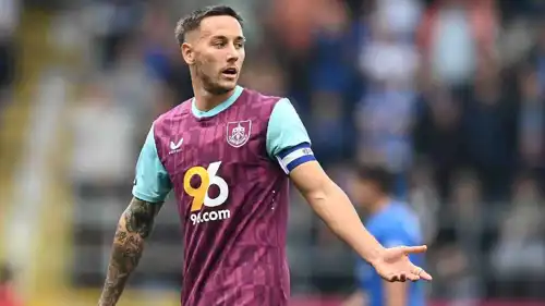 جوش برانهويل لاعب وسط بيرنلي الإنجليزي