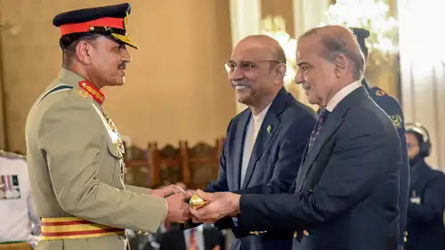 شهباز شريف (يمين) والرئيس آصف علي زرداري (وسط) يُسلمان عصا المشير لعاصم منير