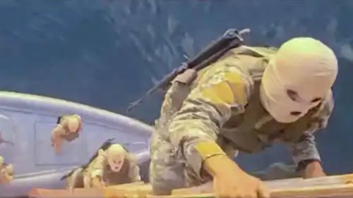 عناصر الحرس الثوري لحظة صعود السفينة