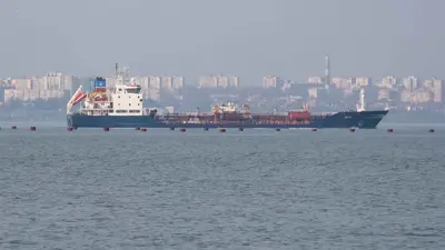 سفينة شحن تغادر ميناء في البحر الأسود