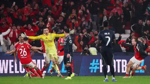  أناتولي تروبين حارس بنفيكا يحتفل بهدفه القاتل في شباك ريال مدريد