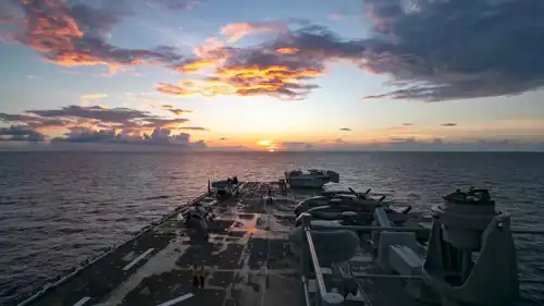 السفينة "يو إس إس طرابلس" في المنطقة