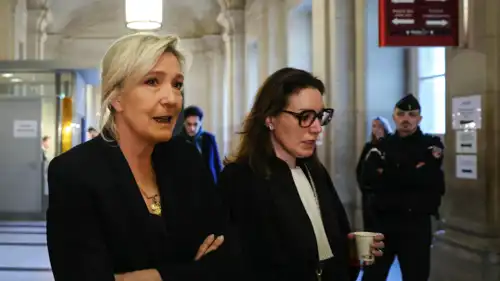 مارين لوبان (يسار) تغادر قاعة المحكمة في باريس