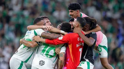 لاعبو الأهلي السعودي يحتفلون بالفوز في دوري روشن