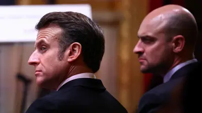 الرئيس الفرنسي إيمانويل ماكرون ووزير خارجيته جان نويل بارو