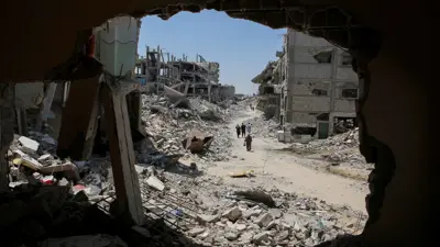 فلسطينيون وسط الدمار في غزة