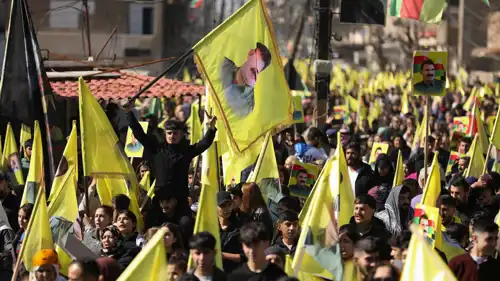 أنصار "العمال الكردستاني" يرفعون صور أوجلان