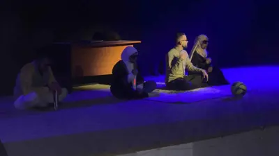 فرقة أبو العلاء المعري خلال عرض المسرحية