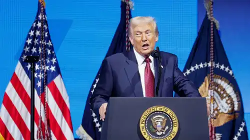 الرئيس الأمريكي دونالد ترامب متحدثا في ميامي مساء الأربعاء