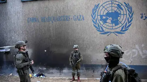 جنود إسرائيليون بجوار مقر "الأونروا" في قطاع غزة