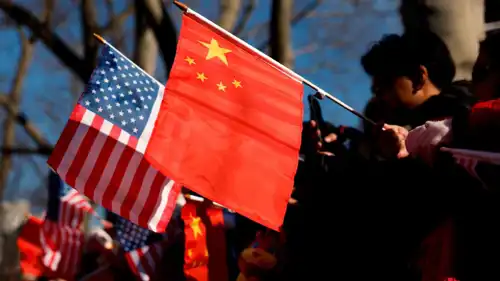 أشخاص يحملون أعلام أمريكا والصين في مانهاتن الأمريكية