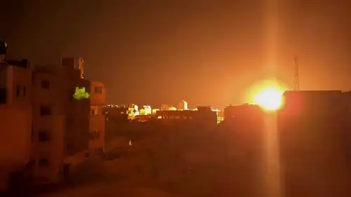 لحظة وقوع الغارة الإسرائيلية غرب خان يونس