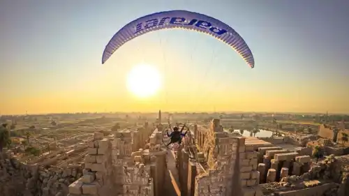 مهرجان الأقصر للطيران بالمظلات "الباراموتور"