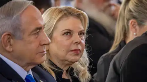 سارة نتنياهو بجانب زوجها بنيامين