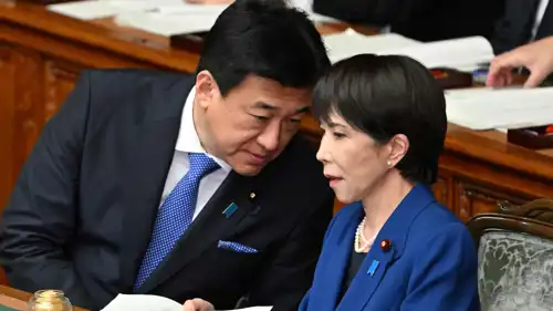 كبير الأمناء مينورو كيهارا يتحدث لرئيسة الوزراء اليابانية 