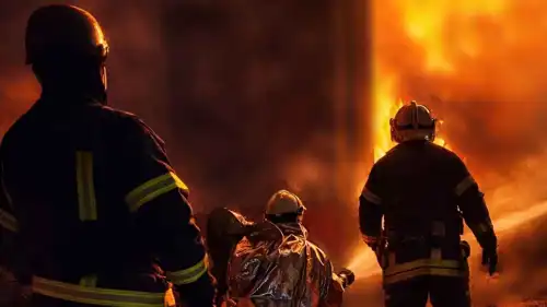 إطفائيون خلال إخماد حريق نجم عن غارة روسية سابقة