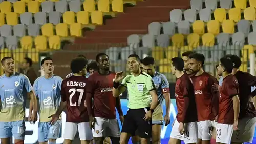 الحكم محمود وفا أثناء مباراة الأهلي وسيراميكا كليوباترا