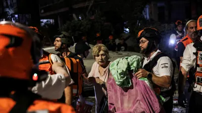 إجلاء مصابين من موقع القصف في بات يام 