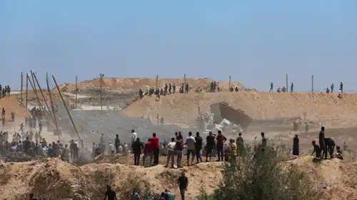 فلسطينيون يحاولون الحصول على المساعدات في غزة