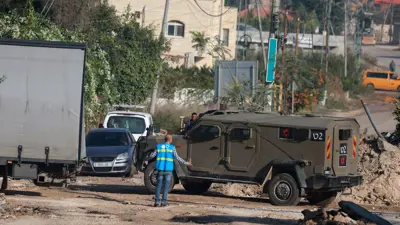 مركبة عسكرية إسرائيلية تغلق طريقًا في جنين